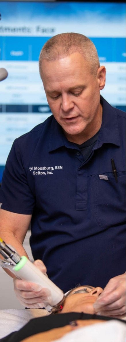 Daryl Mossburg realizando un tratamiento con tecnología Sciton